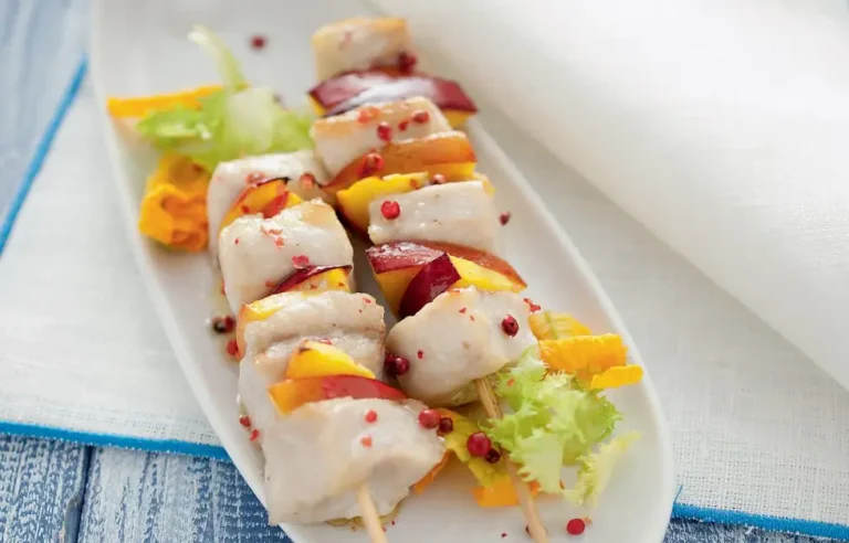 Espetos de Tamboril com Pêssego e Pimenta Rosa
