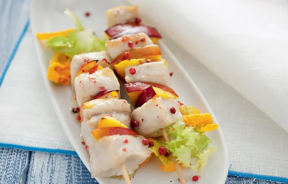 Espetos de Tamboril com Pêssego e Pimenta Rosa