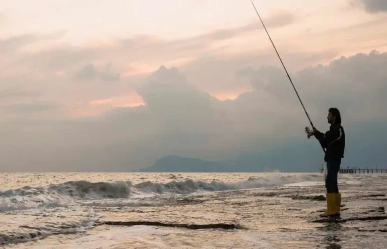 Qual a Melhor Maré para Pescar na Praia